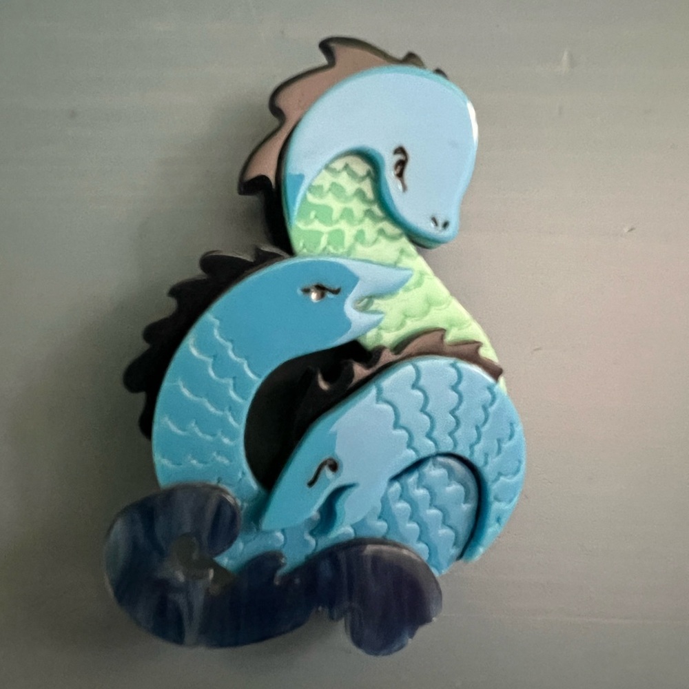 Erstwilder brooch